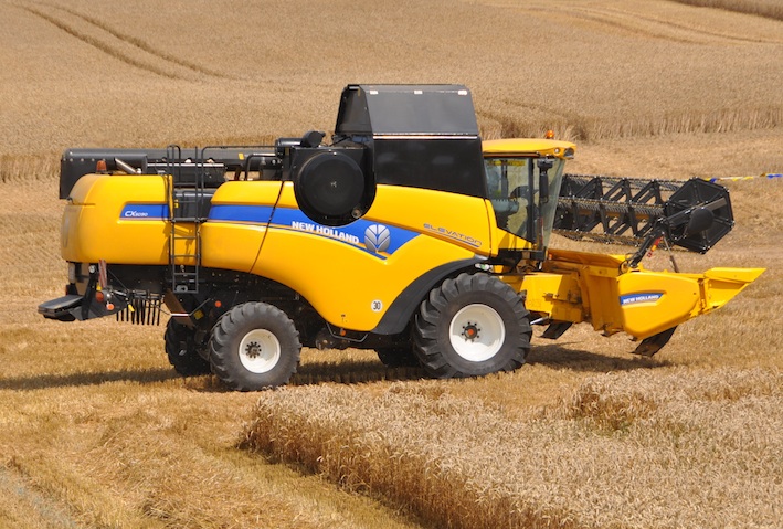 Комбайн New Holland CX. Зерноуборочный комбайн Нью Холланд 6090. Комбайн Нью Холланд 6070. Комбайн Нью Холланд CSX 7080.